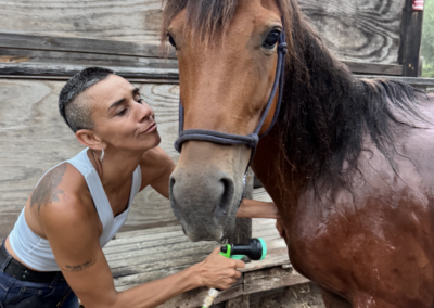 Persona duchando a caballo con beso